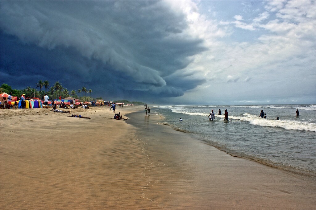 Labadi Strand Labadi beach, la Accra, Ghana - dunkele regenwolken, anfang April uber Labadi